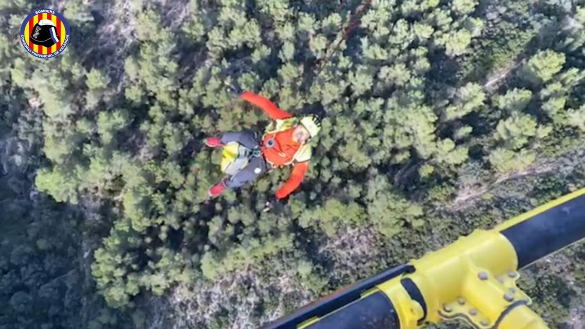 Rescatan en helicóptero a una mujer lesionada en la montaña de Enguera
