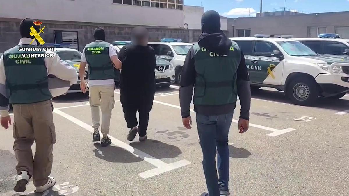 Traslado de uno de los 17 detenidos en el marco de la operación