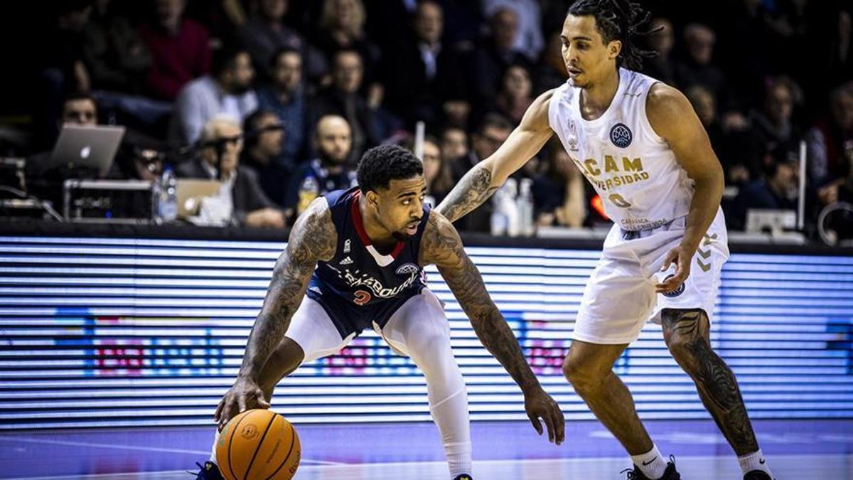 Travis Trice, del UCAM Murcia, ante Keene durante el encuentro.