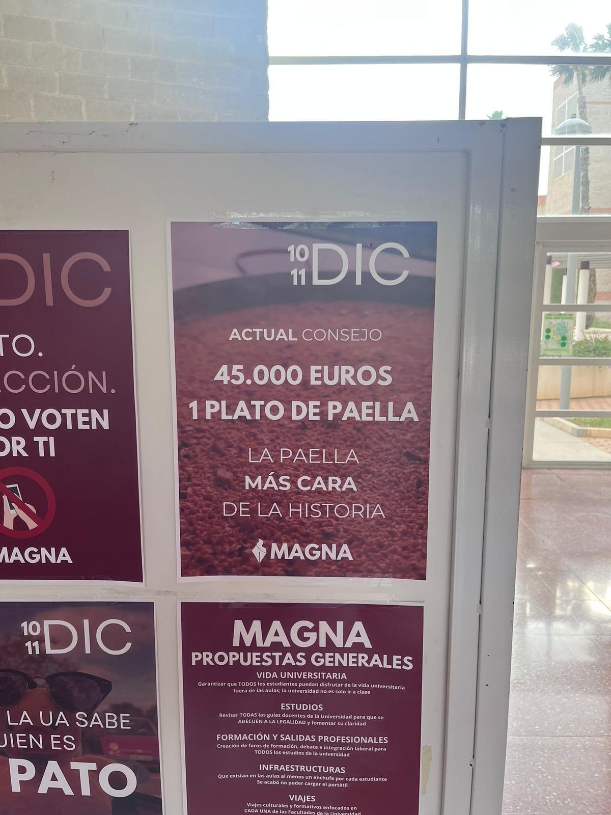 Los carteles, colocados en la UA de Magna, acusando al actual Consejo de Estudiantes de gastar 45.000 euros en las paellas