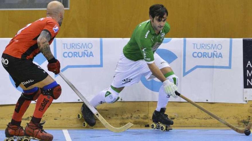 Raúl Marín defiende a Josep Lamas en el partido entre Liceo y Reus disputado en el Palacio.