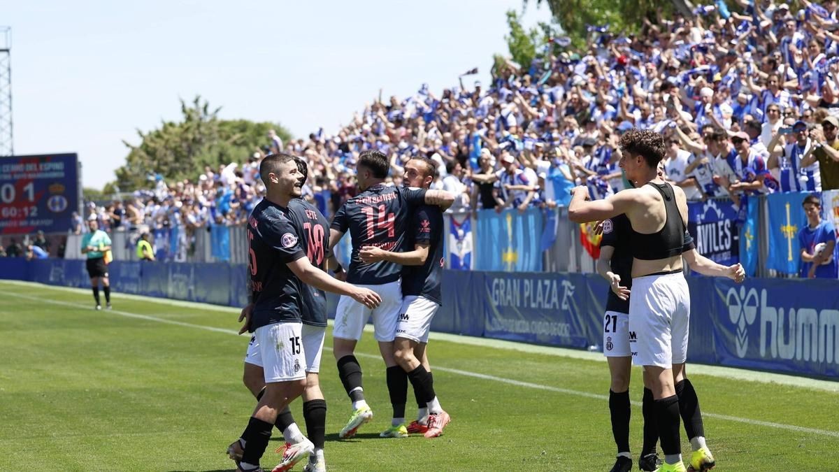 El Aviles celebra uno de sus goles ante el Rayo Majadahonda