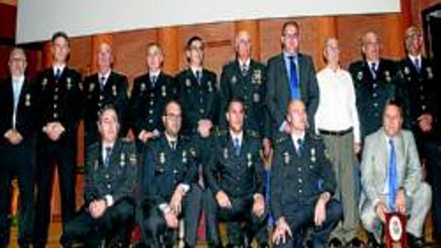 Entrega de medallas a la policía nacional