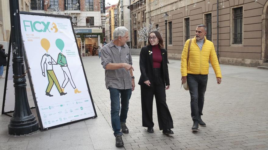 Por la izquierda, Francesc Fitó, Ángela Martín e Isidoro Santana, ayer, en la Escuela de Comercio de Gijón.  | LUCAS CID