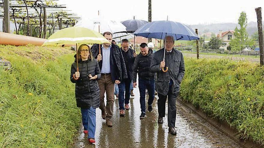 La conselleira y el alcalde, en su visita a Tenorio. // FdV