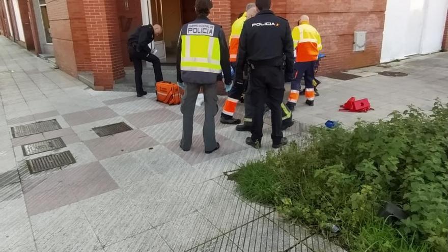 Los servicios sanitarios atienden al hombre, con los agentes en las inmediaciones.