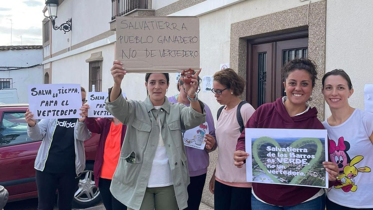 Vecinas de Salvatierra se manifiestan contra el macrovertedero