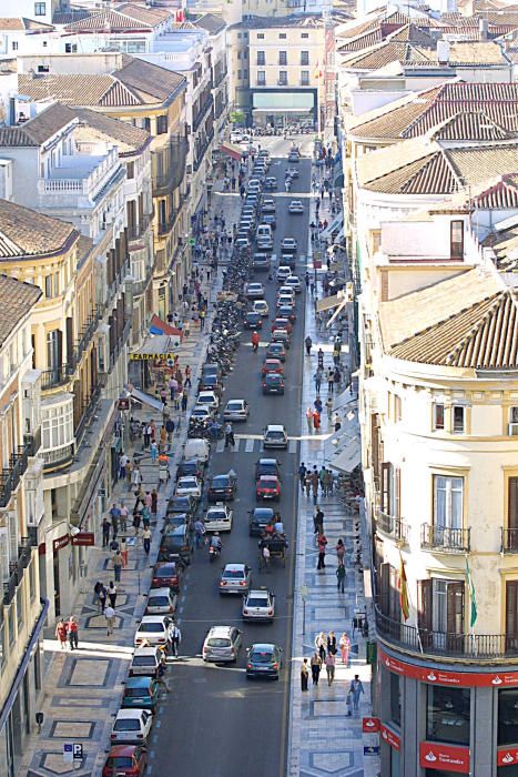 Así era, hace 20 años, la calle Larios, antes de la reurbanización del centro de la ciudad que llevó a su peatonalización en 2002.