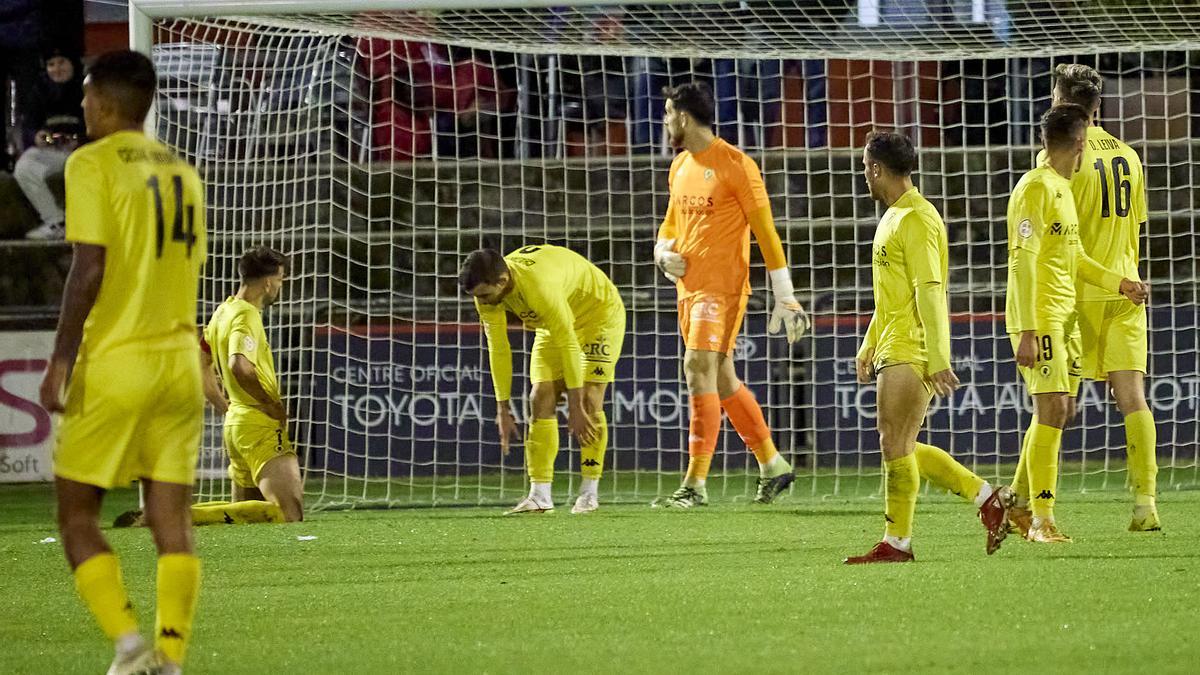 Los jugadores del Hércules, abatidos después de encajar el gol del empate en Olot.