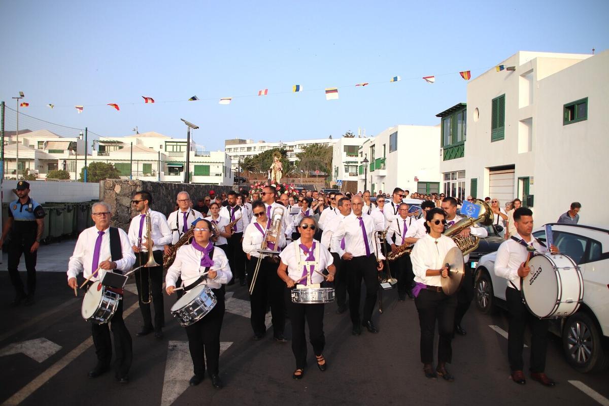 Procesión terrestre de la Virgen del Carmen en Playa Blanca (Yaiza), en Lanzarote