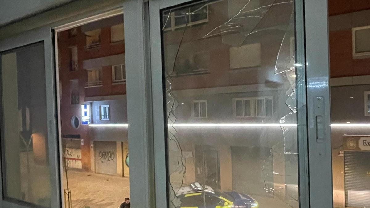 Estado en el que han quedado los cristales rotos antes de la detención en Tarragona.