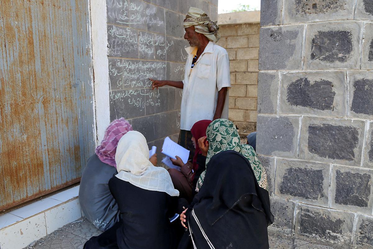 Cientos de niños de la provincia de Hodeida, en Yemen, han retomado el curso escolar en su país haciendo clases al aire libre, al encontrarse las escuelas prácticamente destruidas por la guerra.