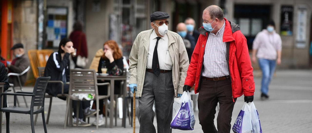 Personas mayores con mascarilla por el centro de Pontevedra.