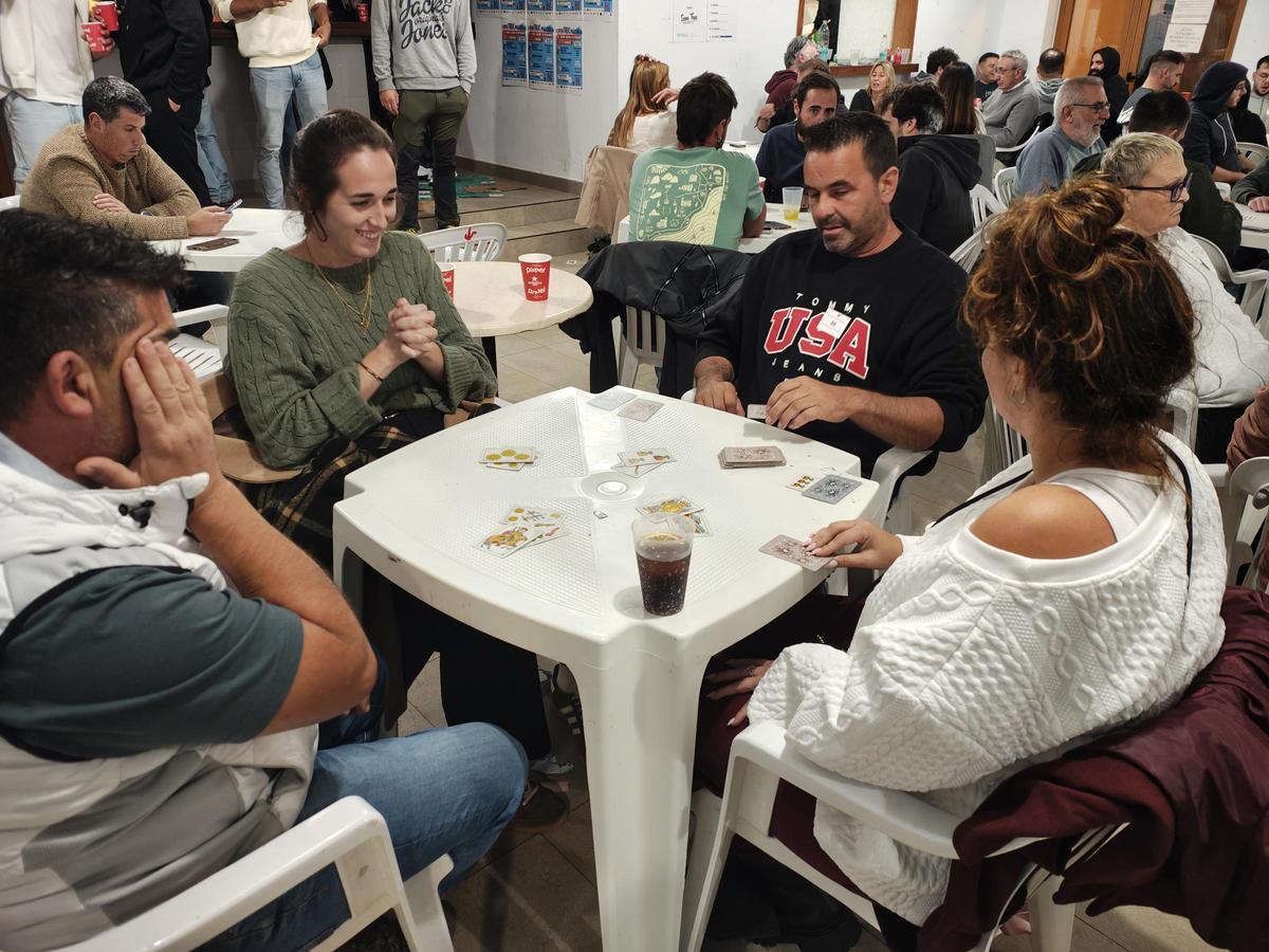 La campeona del VII Gran Torneig de Truc, Ali Nadal, en acción.
