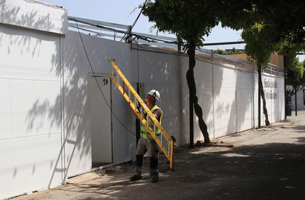 El Cortijo de Torres acelera los trabajos en casetas, calles y portada para ponerse a punto de cara al inicio de la semana de Feria.