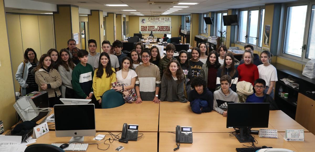 Javier Cabaleiro (a la izquierda al fondo, el más alto) con alumnos de 2º de la ESO del IES Rosais 2 en su visita a FARO en febrero de 2020.