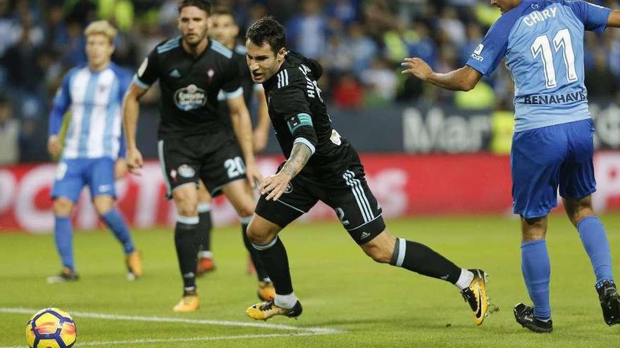 Hugo Mallo trata de alcanzar un balón durante el partido de ayer. // LOF