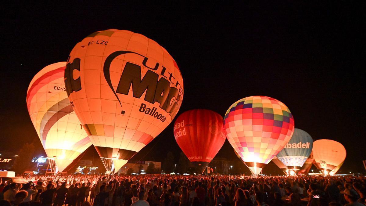 El Parc Central d'Igualada reuneix milers de persones per veure l’encesa nocturna de globus