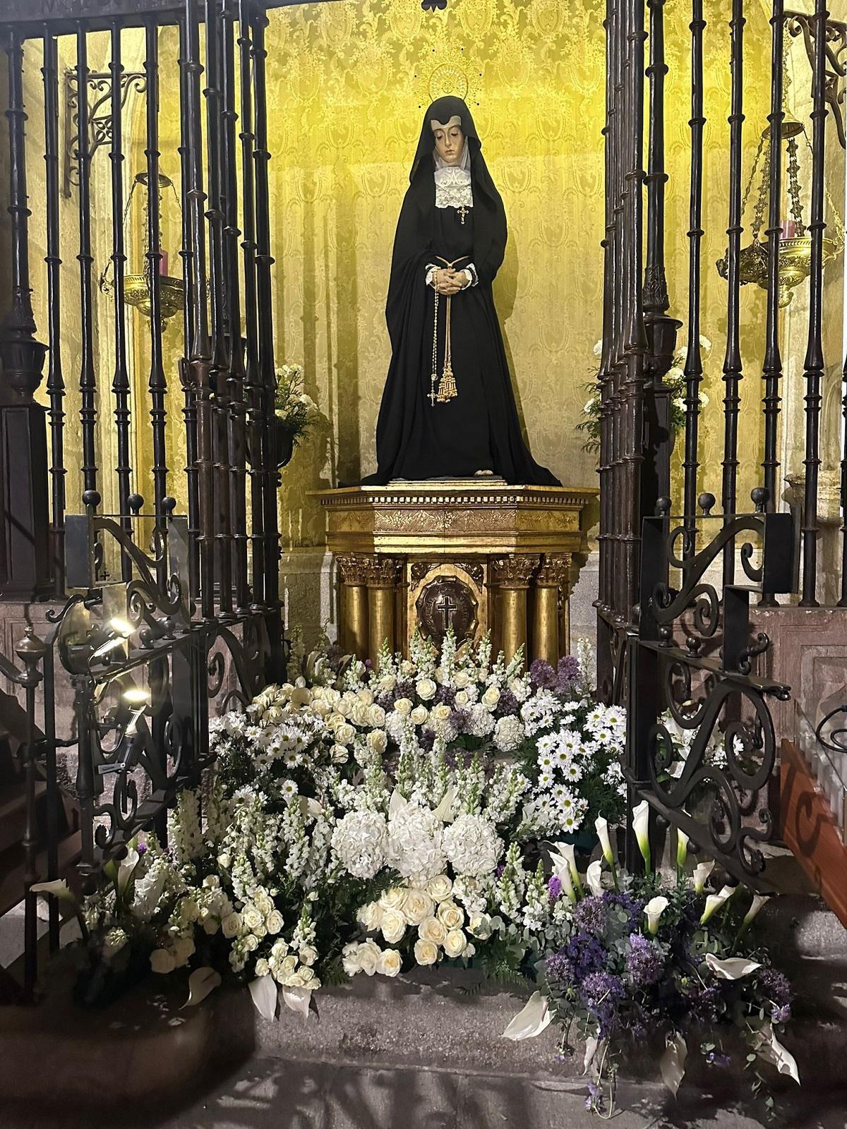 La capilla de la Virgen de la Soledad, con parte de las flores que adornaron su mesa el Sábado Santo.