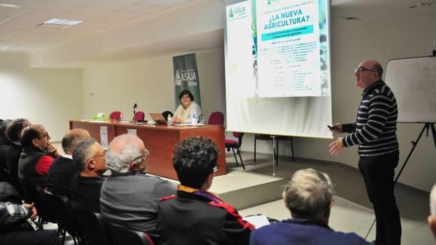 Los ponentes y los asistentes a la conferencia debatieron sobre la situación actual agraria y cómo mejorar la regulación del sector.