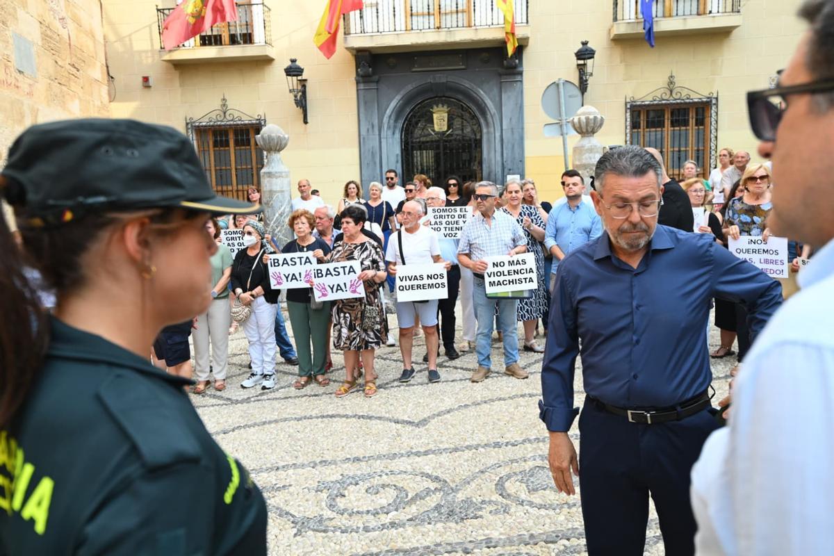 Minuto de silencio tras el crimen machista que ha acabado con la vida de Patricia en Callosa de Segura Minuto de silencio tras el crimen machista que ha acabado con la vida de Patricia en Callosa de Segura