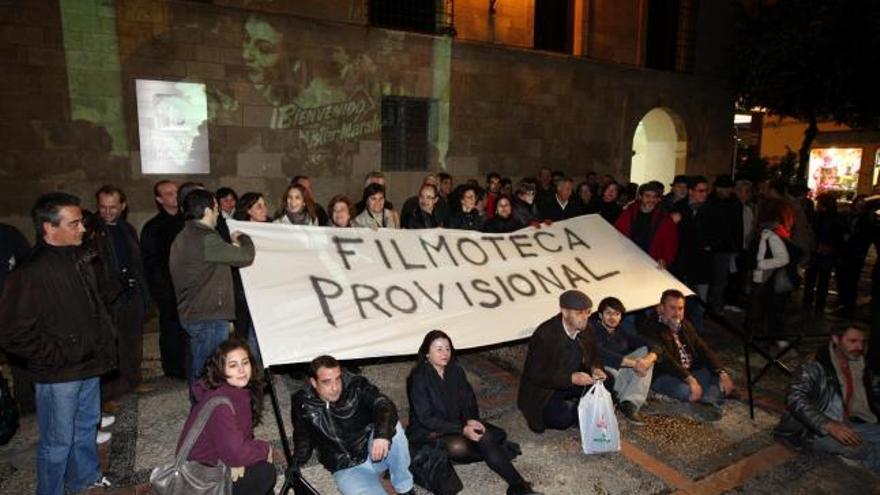 Más de un centenar de personas se reunió en la plaza de la Cruz para una sesión de buen cine y protesta