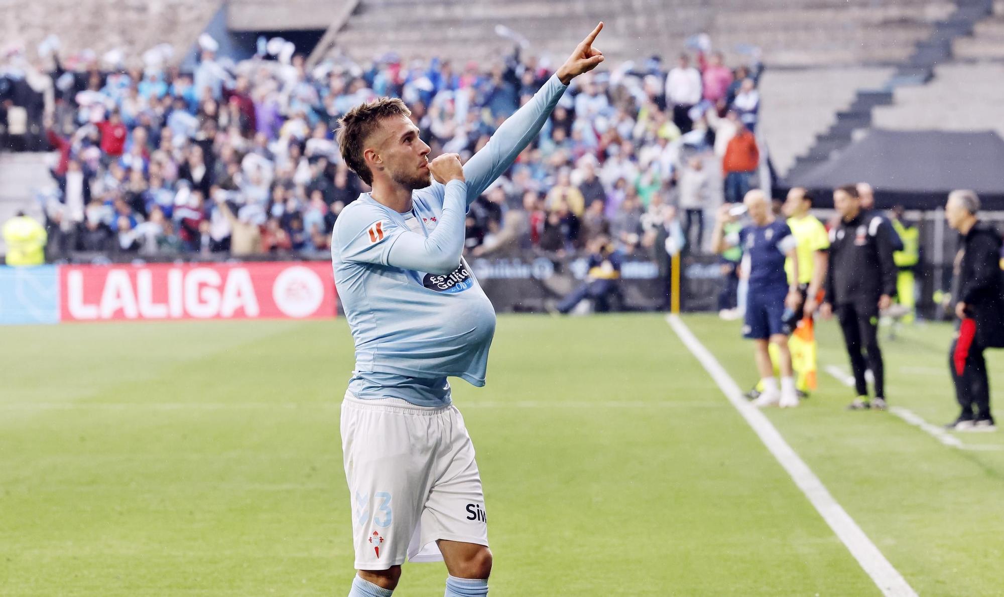 Óscar Mingueza dedica su quinto gol del curso al hijo que espera con su pareja