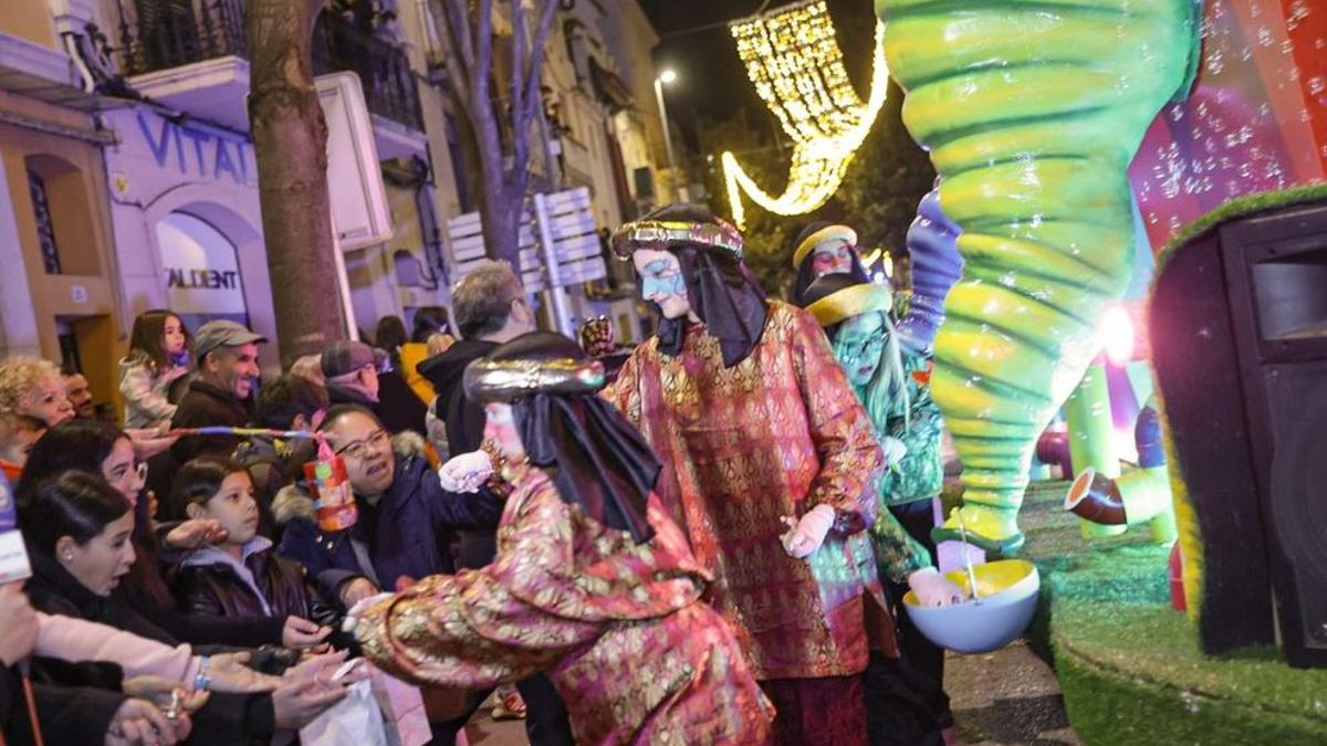 Patges reials a la Cavalcada de Reis de Figueres 2025.