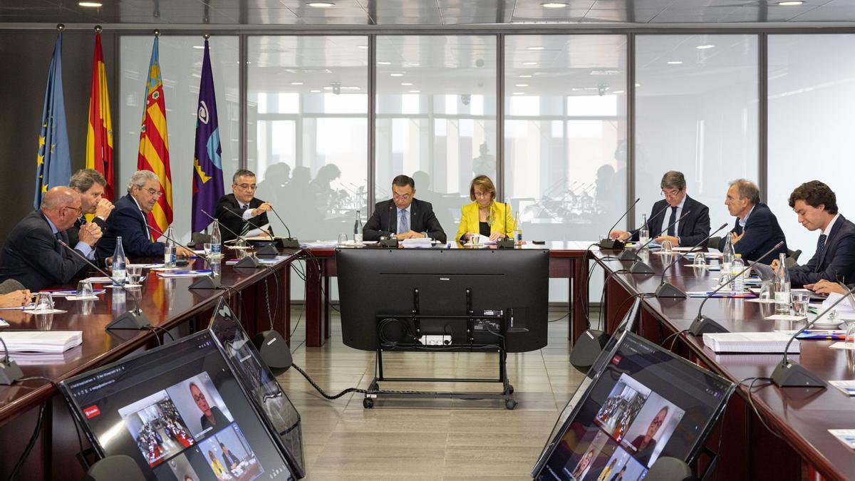 Pleno Consejo Social de la Universitat, presidido por Sebastián Pla, en el centro, junto a la rectora, Eva Alcón