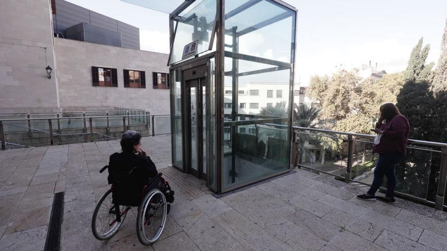 Infraestructuras cambiará la maquinaria del ascensor exterior que comunica la plaza Major con la Rambla