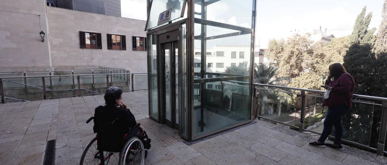 Vecinos con dificultades de movilidad se encuentran a menudo con el ascensor estropeado.