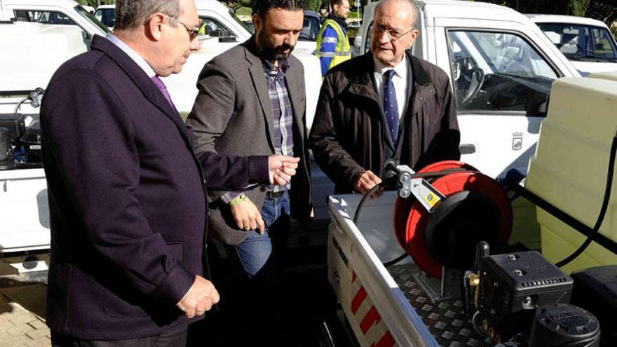 El alcalde, junto al concejal Rául Jiménez, este lunes junto al Ayuntamiento.