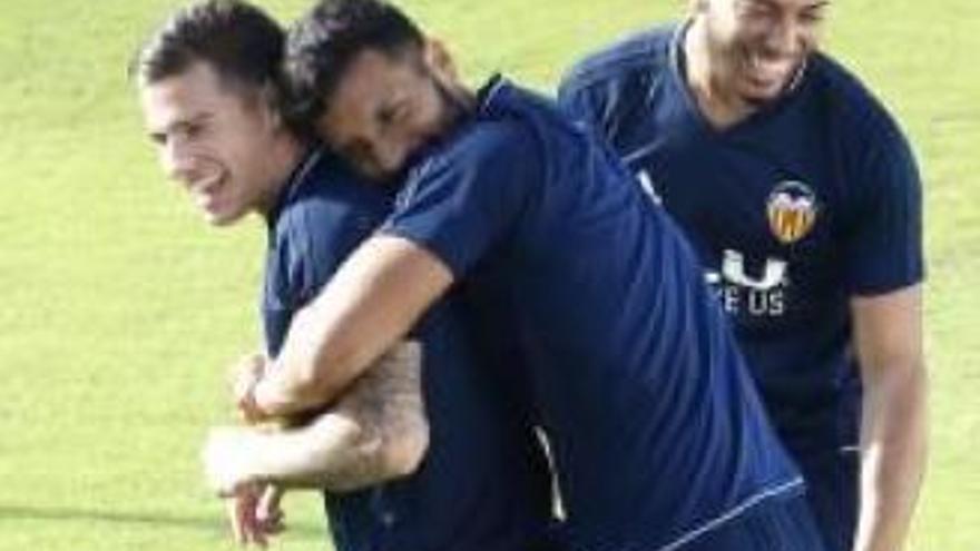 Garay abraza a Santi Mina, ayer, ante Vezo.