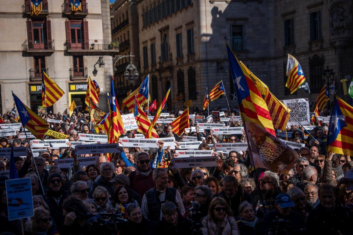 Los partidos y entidades independentistas arremeten contra el Govern y el Estado por Rodalies