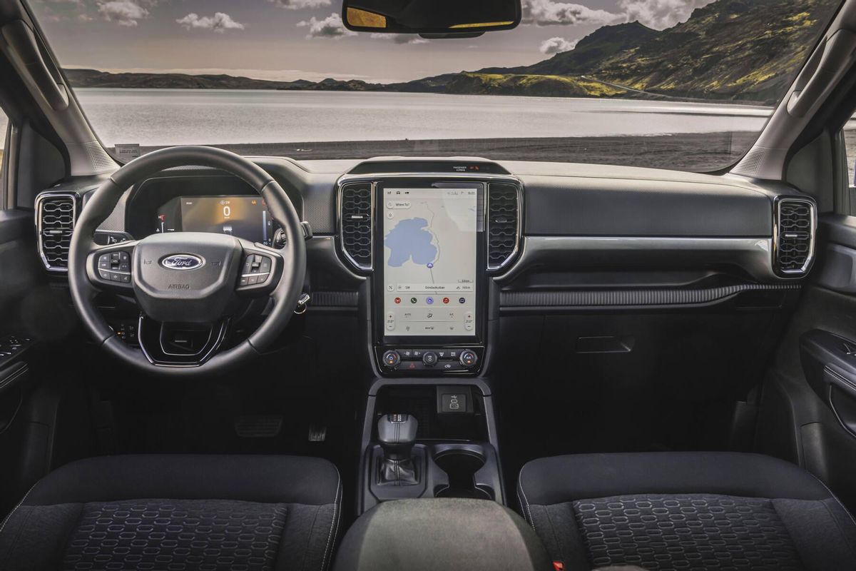 La Ford Ranger PHEV disfruta de una pantalla vertical de 12 pulgadas.