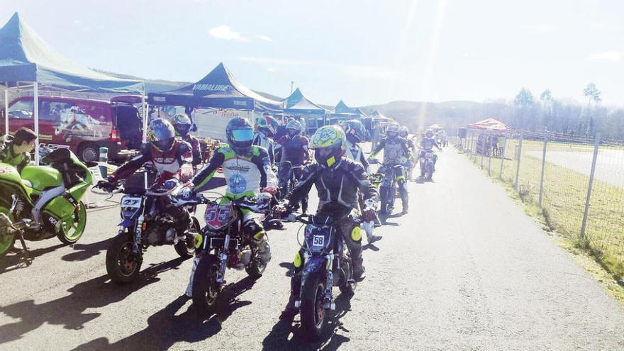 Pilotos asistentes ayer al test de pretemporada en A Madalena.