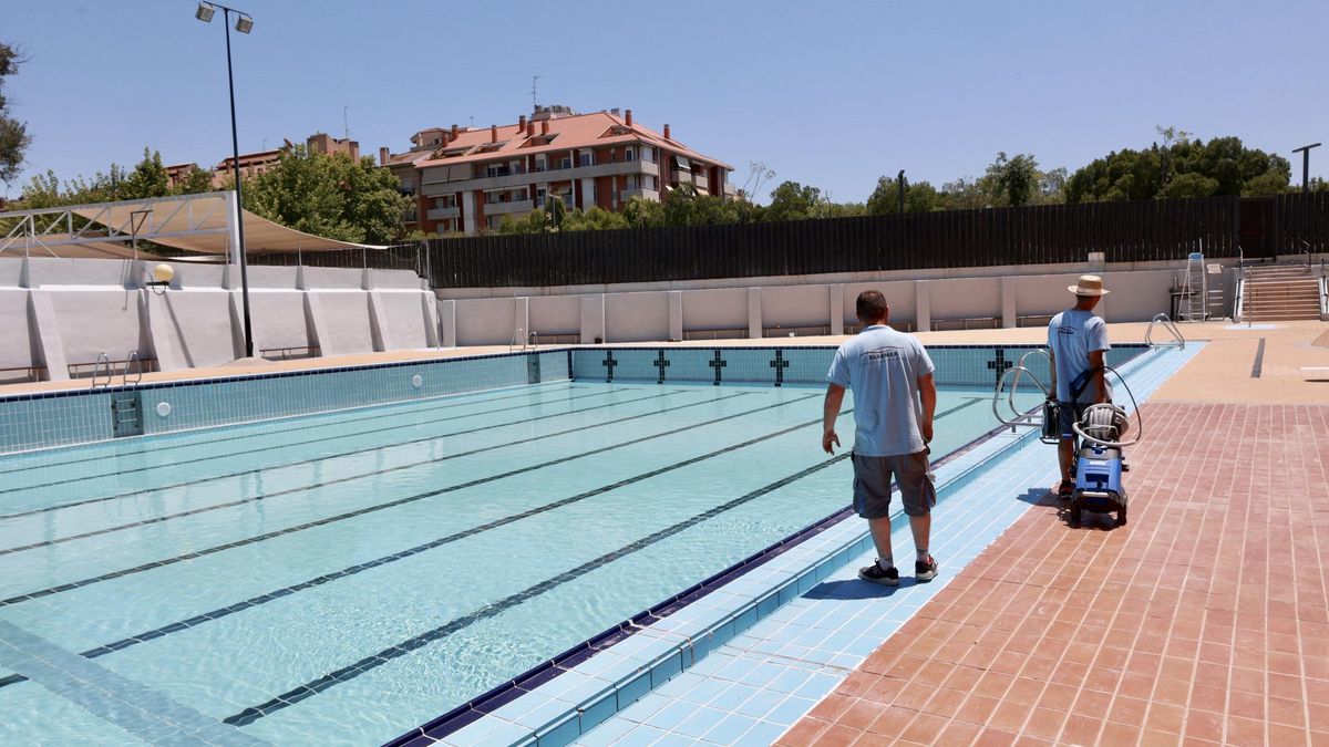 Trabajadores municipales preparan la piscina Murcia Parque