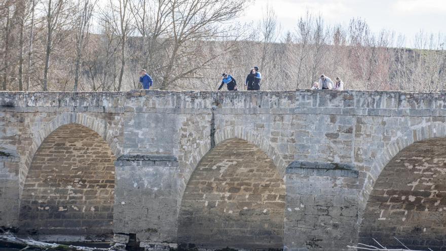 Boquete en una de las pilastas afectadas. Hay otras tres con problemas.