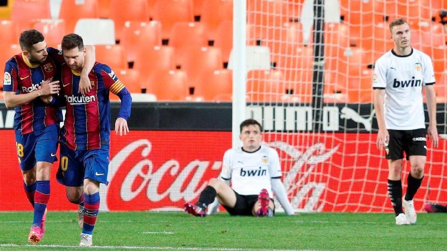 Momento en que Jordi Alba celebra el primer gol Messi bajo la desesperación de Lato y Guillamón