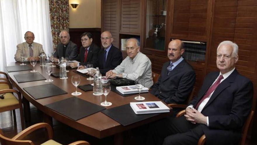De izquierda a derecha, los miembros del jurado: Sagredo, Tuñón, Llordén, Peláez, Plans, Alvargonzález y Anes.