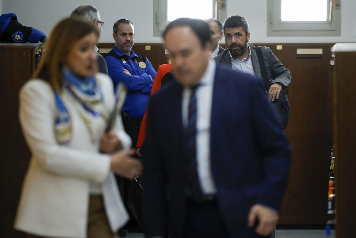 El diputado popular, Carlos Mazón, al finalizar la sesión de control parlamentario del pleno de las Corts al president Pérez Llorca.