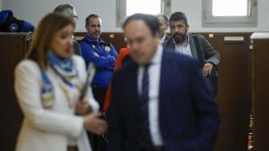 GRAFCVA3117. VALENCIA, 01/04/2026.- El diputado popular, Carlos Mazón (d), al finalizar la sesión de control parlamentario del pleno de Les Corts al president de la Generalitat, Juanfran Pérez Llorca. EFE/Biel Aliño