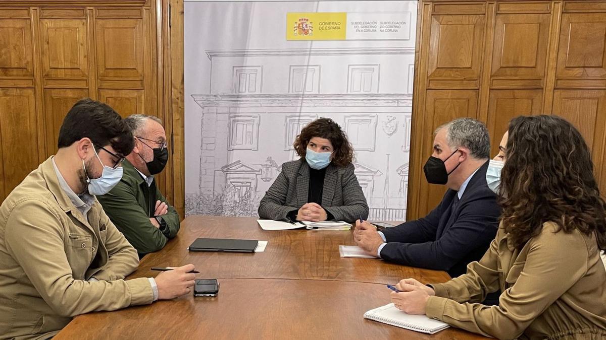 Patiño y un asesor, a la izquierda, reunidos con Rivas, González y Quintairos, este lunes. |   // LA OPINIÓN