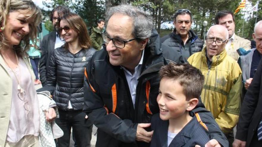 Torra saludant un nen ahir a la Molina, en els actes del 75è aniversari del primer remuntador de l&#039;estació