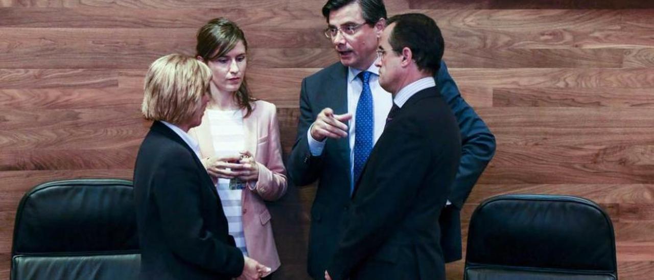 El presidente de la Junta General, Pedro Sanjurjo, habla con el letrado mayor, Alberto Arce y con dos empleadas de la Cámara.