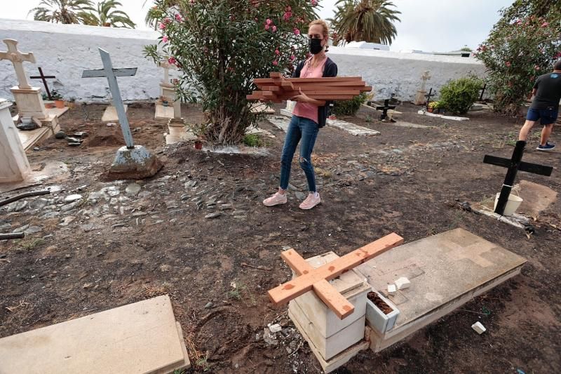 Reposición de cruces en el cementerio de San Andrés, en Santa Cruz de Tenerife.