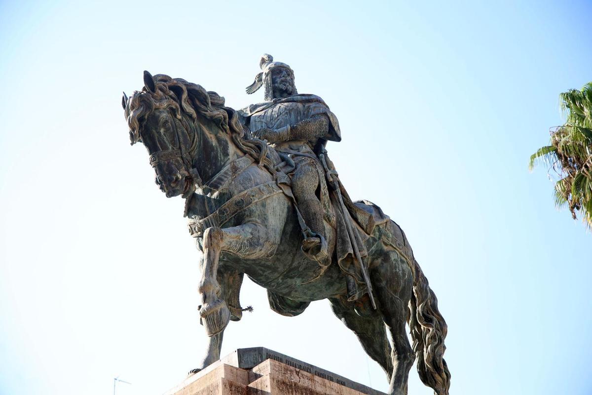 Estatua del rey Jaume I en el Parterre de València.