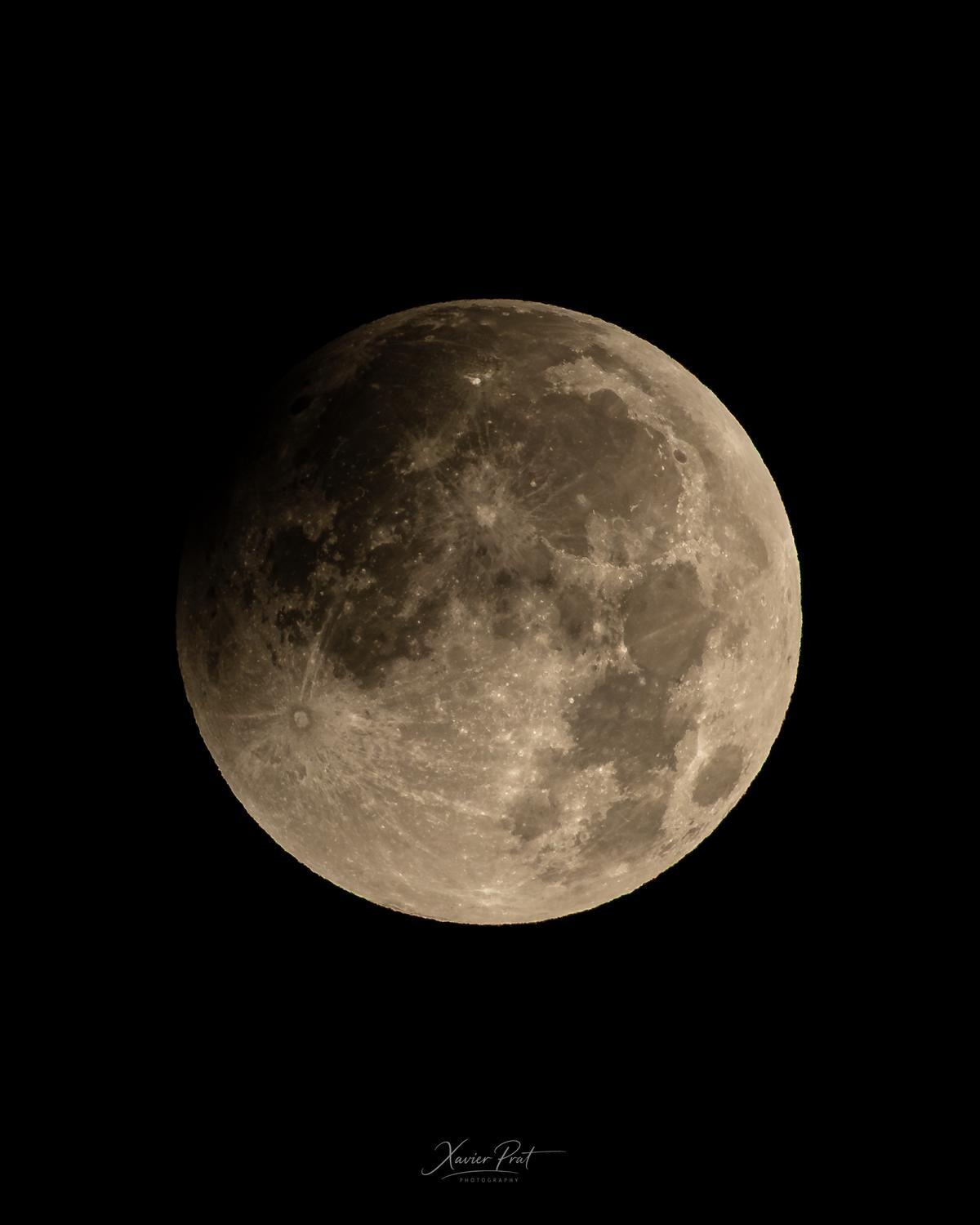 Les millors imatges de l’espectacular eclipsi lunar vist des del Bages