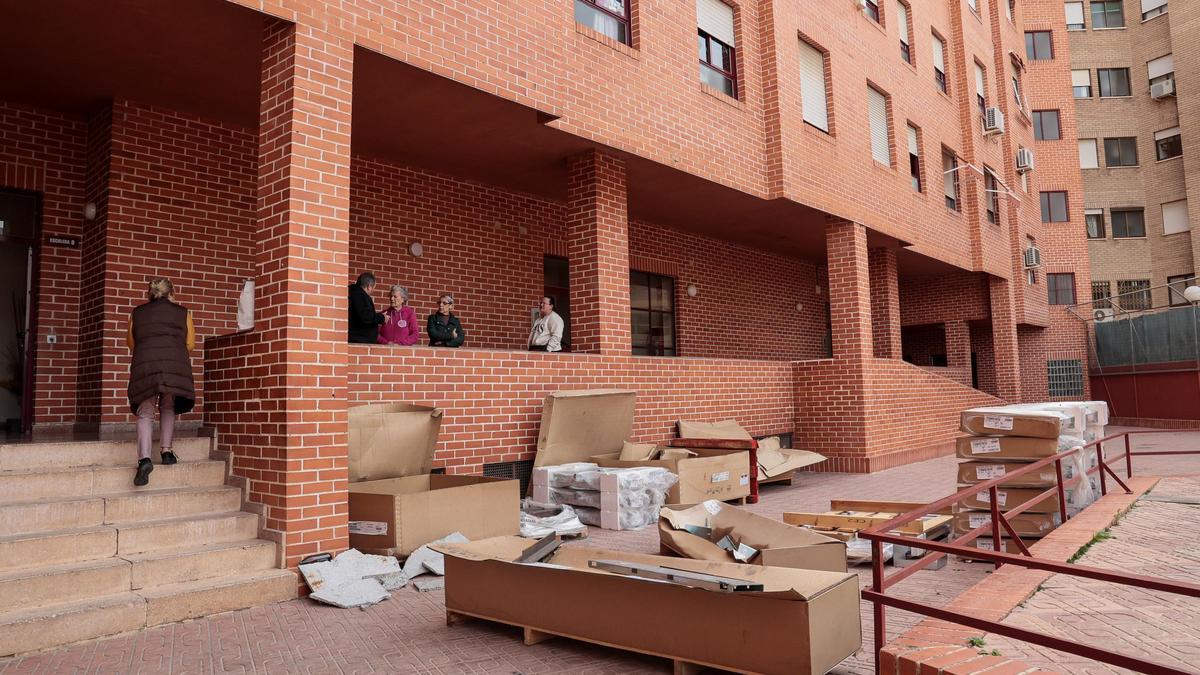 Tres meses sin ascensor en los pisos del Patronato de Vivienda de San Blas en Alicante