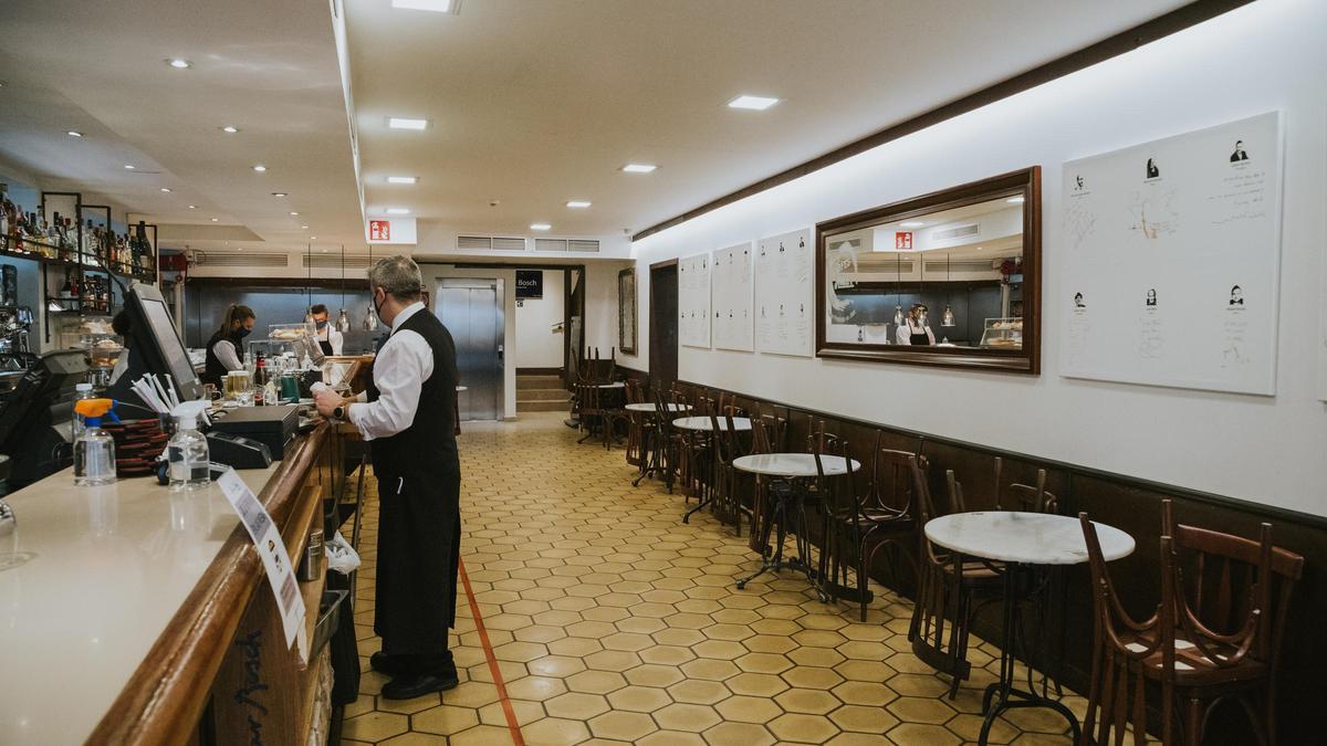 Un camarero prepara una comanda en el vacío interior del Bar Bosch.